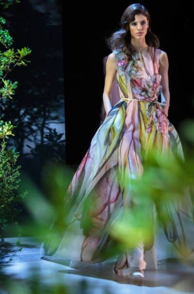 Elie Saab－Beneath the bushes, under the stars, the chasingadream collection comes to life. If you haven’t already, read ‘A Vision of Beauty,’ an article that unravels that the Haute Couture Spring…