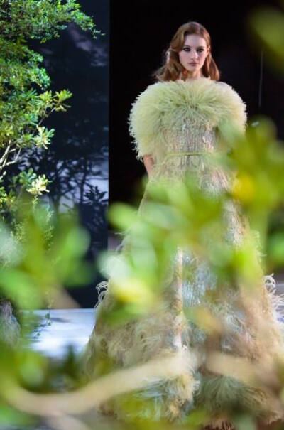 Elie Saab－Beneath the bushes, under the stars, the chasingadream collection comes to life. If you haven’t already, read ‘A Vision of Beauty,’ an article that unravels that the Haute Couture Spring…