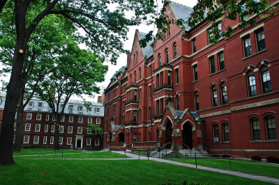【哈佛大学】老庭院，哈佛大学有许多校区，这里是最早建校时校区，现在叫“哈佛庭院”，也称作“老庭院”。