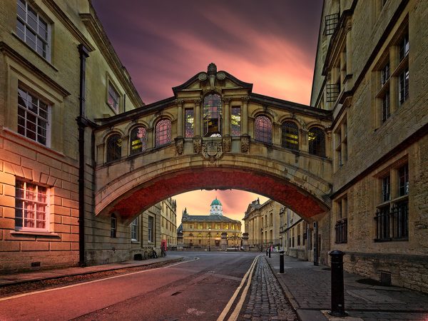 【牛津大学】 叹息桥(THE BRIDGE OF THE SIGHS)甚美, 这座优美的地标建于1914年，是威尼斯陡峭拱桥的复制品，连接赫特福学院(HERTFORD COLLEGE)。