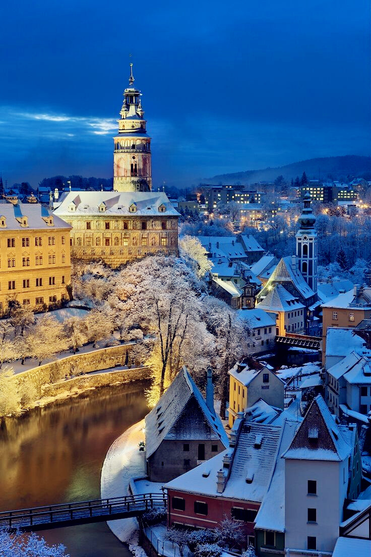 Český Krumlov, Czech Republic。捷克克鲁姆洛夫，位于南波西米亚的迷人小镇克鲁姆洛夫是世界上最美的几座城市之一。它被宽阔蜿蜒的伏尔塔瓦(Vltava)河环抱着，在河谷的对岸以城堡为中心的中世纪的城市一望无边，令人惊叹。大部分建筑建于14世纪到17世纪之间，多为哥特式和巴洛克式风格。整个小镇被流经该处的马蹄铁形的、宽阔蜿蜒的伏尔塔瓦河环抱着，而著名的城堡则建在河的对岸，风采依然。登高远眺，以城堡为中心的中世纪城市一望无边，令人惊叹。1992年，联合国教科文组织宣布授予它世界文化和自然双重遗产的头衔。