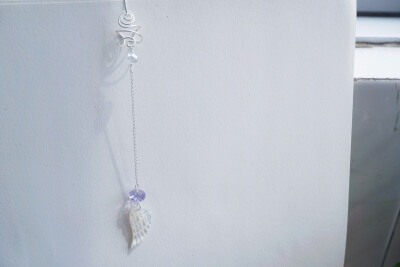 精灵耳饰，走之前手痒做了几件东西，一直没来得及拍照，玫瑰戒指，这个耳夹，还有一对坠子，这半年里第一次碰首饰材料，大概也是毕业过渡期里的最后一次。精灵耳饰是一直想尝试的，太大的现在还没办法做，选择了轻盈…