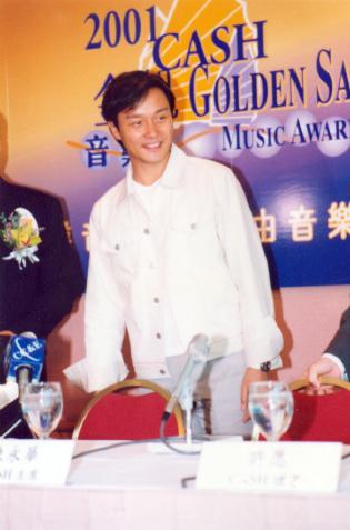 2001.8.9张国荣出席“cash金帆音乐奖”记者会。