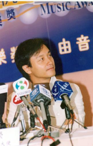 2001.8.9张国荣出席“cash金帆音乐奖”记者会。