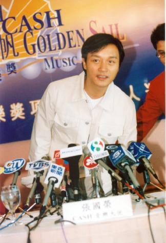2001.8.9张国荣出席“cash金帆音乐奖”记者会。