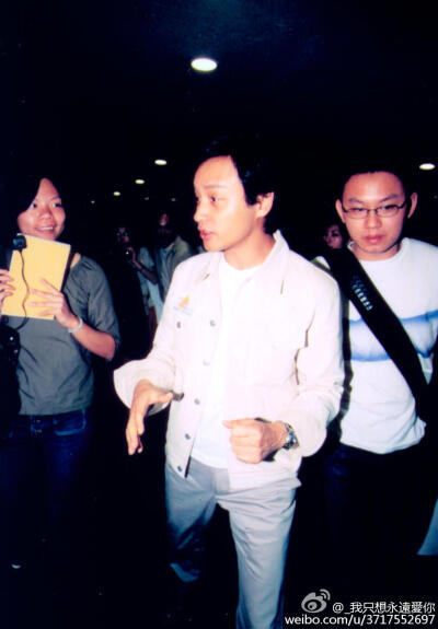 2001.8.9张国荣出席“cash金帆音乐奖”记者会。