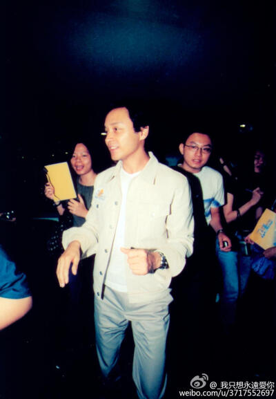 2001.8.9张国荣出席“cash金帆音乐奖”记者会。