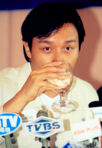 2001.8.9张国荣出席“cash金帆音乐奖”记者会。