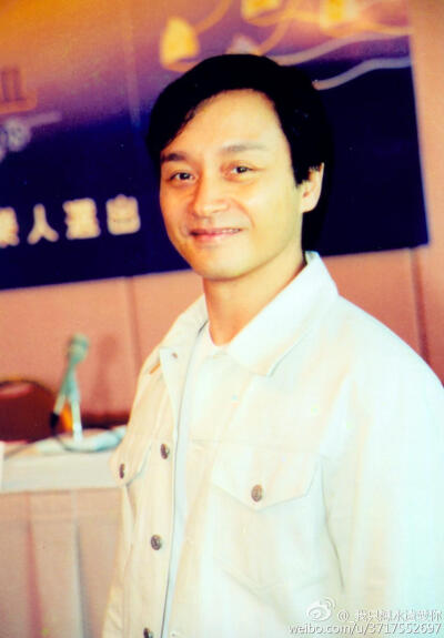 2001.8.9张国荣出席“cash金帆音乐奖”记者会。