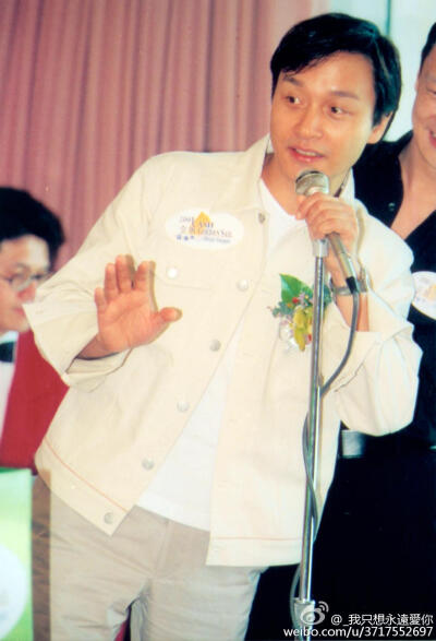 2001.8.9张国荣出席“cash金帆音乐奖”记者会。