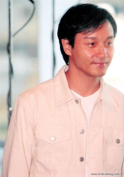 2001.8.9张国荣出席“cash金帆音乐奖”记者会。