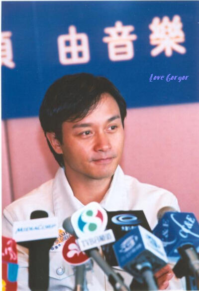 2001.8.9张国荣出席“cash金帆音乐奖”记者会。