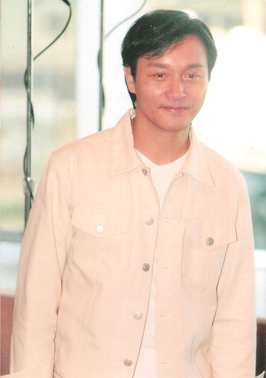 2001.8.9张国荣出席“cash金帆音乐奖”记者会。