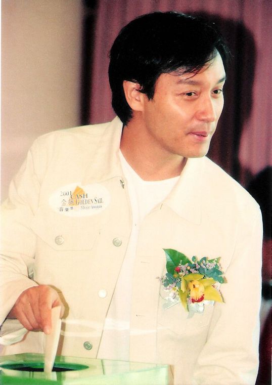 2001.8.9张国荣出席“cash金帆音乐奖”记者会。