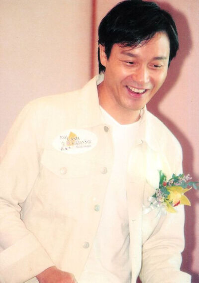 2001.8.9张国荣出席“cash金帆音乐奖”记者会。