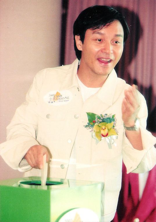 2001.8.9张国荣出席“cash金帆音乐奖”记者会。