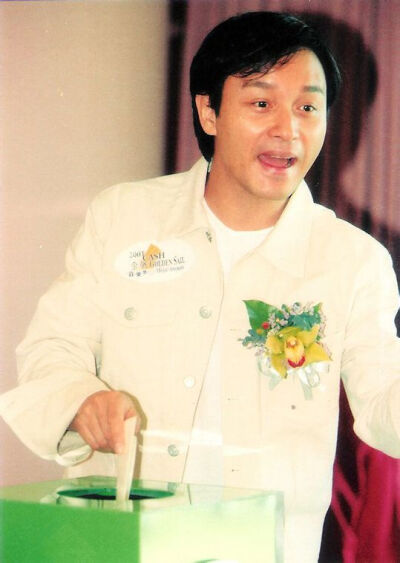 2001.8.9张国荣出席“cash金帆音乐奖”记者会。