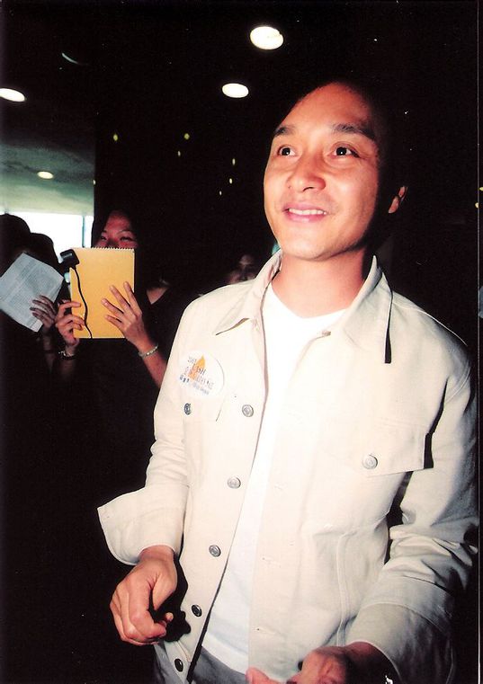 2001.8.9张国荣出席“cash金帆音乐奖”记者会。