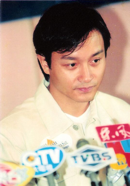 2001.8.9张国荣出席“cash金帆音乐奖”记者会。