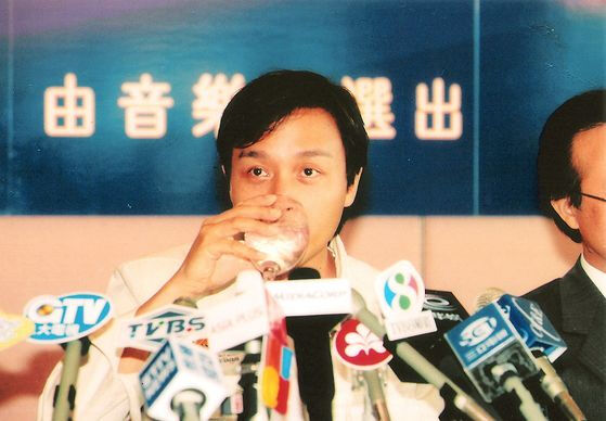 2001.8.9张国荣出席“cash金帆音乐奖”记者会。