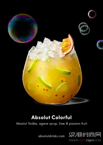 绝对多彩 ABSOLUT COLORFUL 5份绝对伏特加 2份龙舌兰糖浆 半只青柠切小片 1只百香果 轻轻搅拌青柠片、百香果籽以及龙舌兰糖浆。加入绝对伏特加与碎冰，搅拌均匀，饰以百香果角。