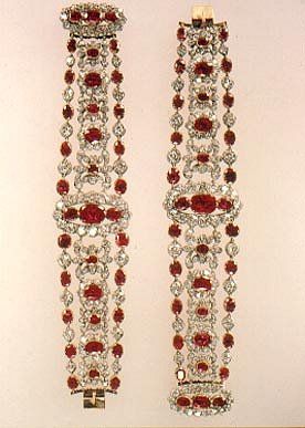 这些手镯是一个更大的项链属于玛丽法国国王路易斯十六和他的妻子玛丽安托瓦内特。它包括一个皇冠上的一只鹰，一个头饰，梳子，多枝烛台耳环，皮带扣，和两个手镯。这是一个法国的王冠上的宝石…