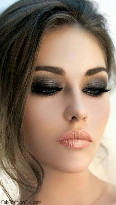 Classic smokey eyes and peach color lipstick makeup look