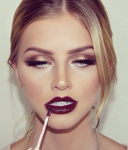 A gold smokey eye paired with a dark berry lip is a match made in heaven for ultra glam #Christmas Makeup