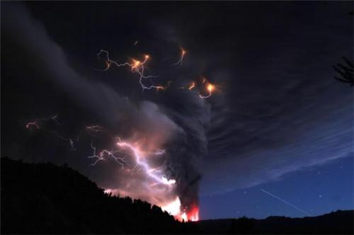 火山喷发时，周围天空的云