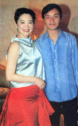 2001.8.9张国荣出席林青霞小女儿的满月酒，并送婴儿服作为贺礼。