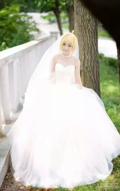 极致唯美婚纱saber cos saber身着纯白的婚纱，手捧蓝白娇艳的花朵，几乎可以成为完美的治愈笑容，直戳你我春心！韩国螺旋猫COS团体的tomia活生生再现了saber的完美身影。