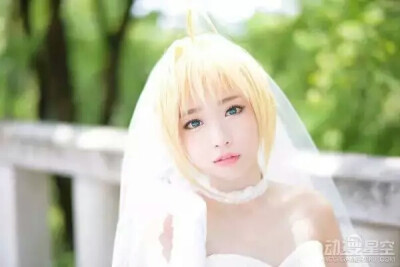 极致唯美婚纱saber cos saber身着纯白的婚纱，手捧蓝白娇艳的花朵，几乎可以成为完美的治愈笑容，直戳你我春心！韩国螺旋猫COS团体的tomia活生生再现了saber的完美身影。