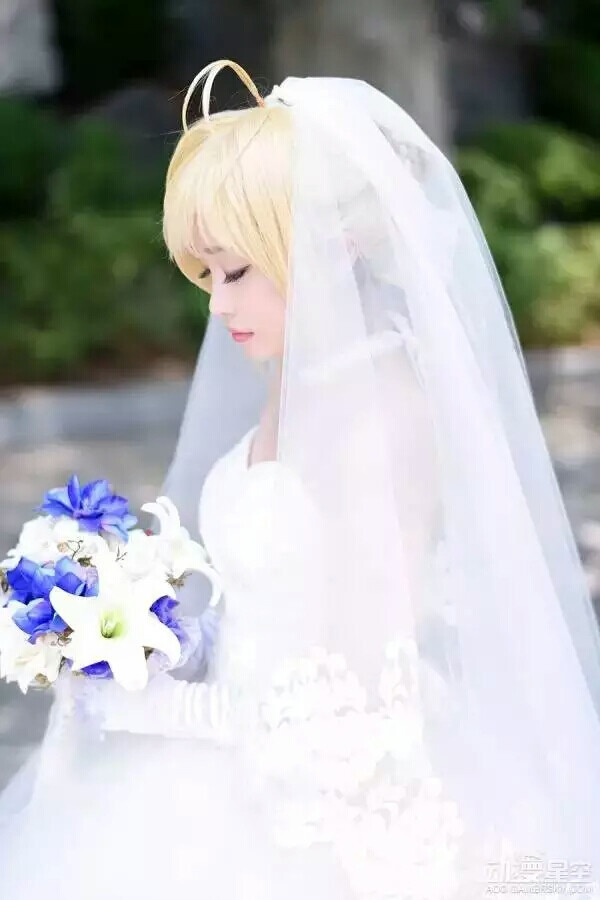 极致唯美婚纱saber cos saber身着纯白的婚纱，手捧蓝白娇艳的花朵，几乎可以成为完美的治愈笑容，直戳你我春心！韩国螺旋猫COS团体的tomia活生生再现了saber的完美身影。