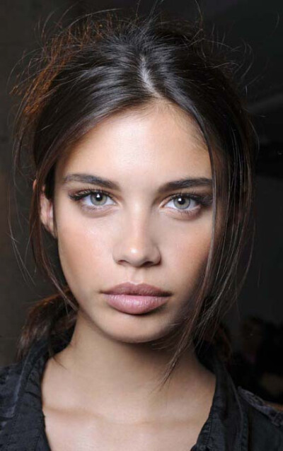 stunning beauty in NO makeup! perfect face, gorgeous big eyes, amazing lips - perhaps the world's top beauty?!