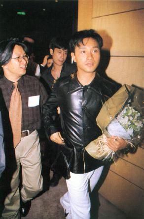 1996.8.10张国荣出席《金枝玉叶2》于香港会展中心举办的第二唱慈善首映礼，为香港电影美术学会筹款。