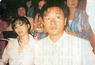 1996.8.9张国荣出席《金枝玉叶2》于香港尖沙咀海运戏院举行的第一场慈善首映会，为香港童军会九龙地域筹款。