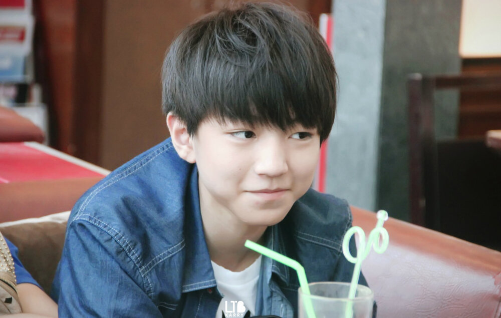 #王俊凯# #TFBOYS王俊凯# #TFBOYS# 140717 广州至北京 cr 王俊凯遛图博