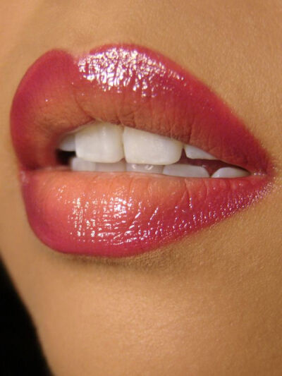 Ombre Lips. I love this trend. If executed correctly it can make the lips look much fuller.