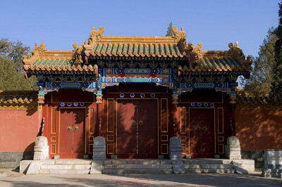 【 中国古建筑之 · 垂花门 】--- “ 垂花门是四合院中一道很讲究的门，因其檐柱不落地，垂吊在屋檐下，称为垂柱，其下有一垂珠，通常彩绘为花瓣的形式，故被称为垂花门。”