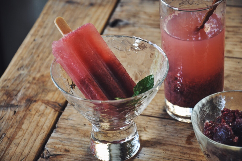 已立秋但暑气未消，近日的工作量已无暇做果酱，只能暂下架了。所幸朋友们都爱杨梅季熬制的杨梅制品，在出不了门的热天里，在家做点杨梅饮品与冰棒，酸酸甜甜，太解暑。在这个季节尝到上一个季节的味道，是果酱带来的惊喜。