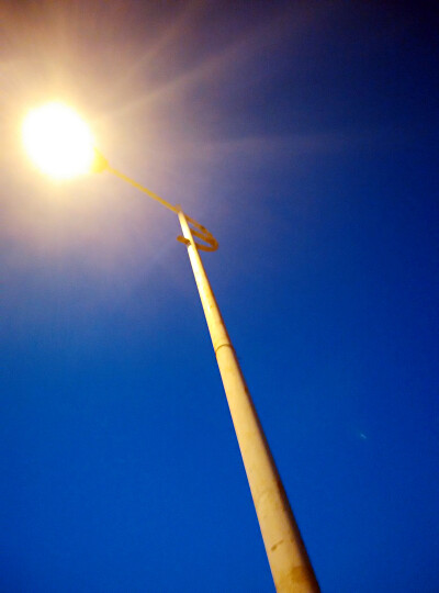 灯下黑，不知何时