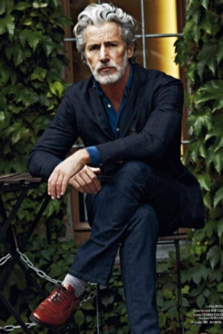 Devastatingly handsome. I want my man to look this good when we grow old Menstyles fashion hair awesome hottie Menstyles facial hair Handsome Gray Haired Man Menstyles facial hair Forever young..agi…