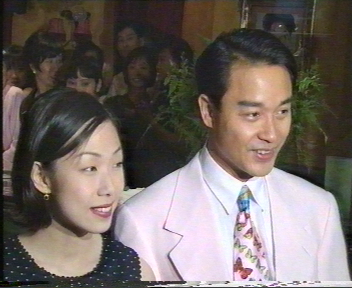 1995.8.11张国荣与林忆莲参加新加坡Le Solan Orient的剪彩仪式。