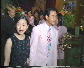 1995.8.11张国荣与林忆莲参加新加坡Le Solan Orient的剪彩仪式。