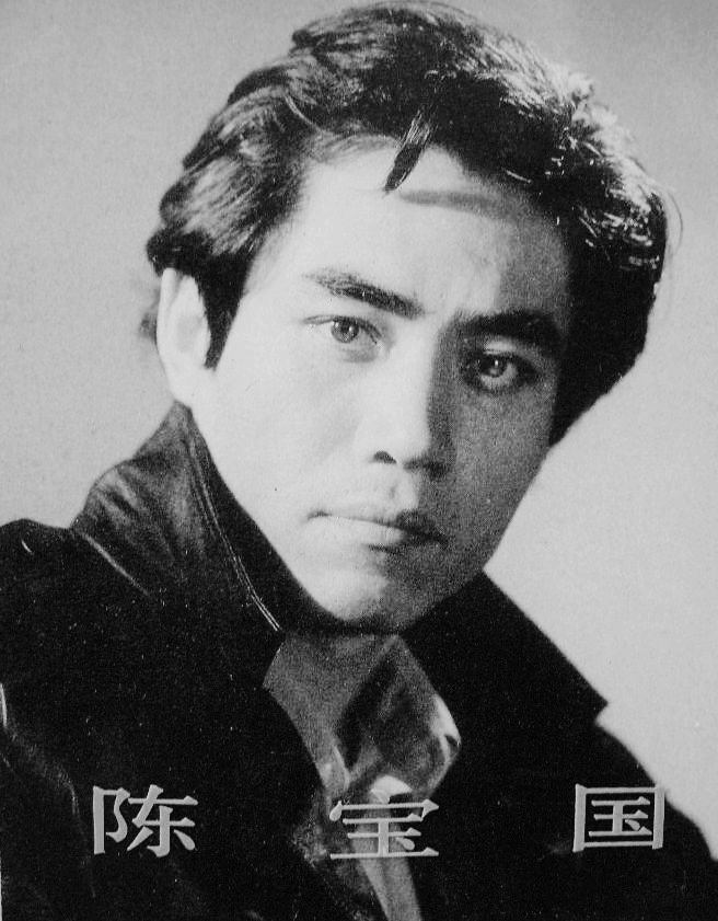 陈宝国：1956年3月9日出生于北京，1977年毕业于中央戏剧学院表演系。主演首部电视剧《赤橙黄绿青蓝紫》获得首届中国电视金鹰奖最佳男主角奖。作品有《幽谷恋歌》《神鞭》《咱爸咱妈》等。