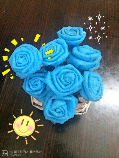 灰常简单的蓝玫瑰，用废弃的蓝布折叠，小篮子也是很可爱的哦，用废报纸编成