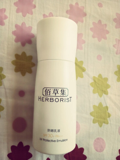 #防晒大战斗#佰草集防晒乳液，配料天然比较放心，spf30+pa++，对于外出是够的，很水润。这个夏天没有晒黑哦。:-D