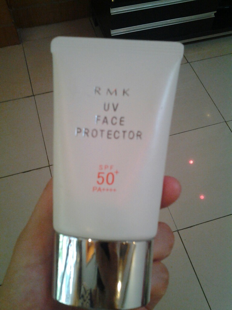 #防晒大战斗# RMK UV防护乳/防晒霜 SPF50 PA++++ 50g 很好推开，而且非常清透，涂上非常自然，一点都不黏腻！太喜欢啦！