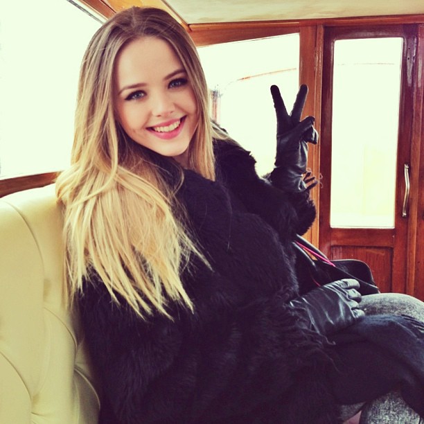 Kristina BazanKristinaBazan,瑞士时尚博主，18岁与男朋友James一起创立个人博客 KAYTURE。每次看她的街拍只能感叹“脸真美”，漂亮到我常常都不看她穿什么，只看她的脸（我是肤浅的颜控 ，她的妆容也非常好看，优酷就有她的化妆视频。Kristina Bazan穿衣服也很简单，颜色通常不会复杂。