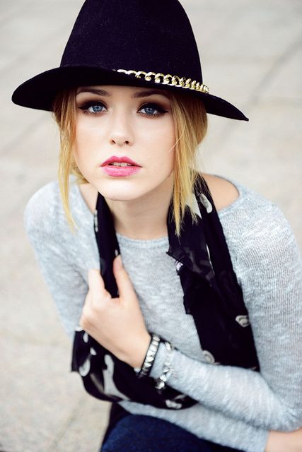 Kristina BazanKristinaBazan,瑞士时尚博主，18岁与男朋友James一起创立个人博客 KAYTURE。每次看她的街拍只能感叹“脸真美”，漂亮到我常常都不看她穿什么，只看她的脸（我是肤浅的颜控 ，她的妆容也非常好看，优酷就有她的化妆视频。Kristina Bazan穿衣服也很简单，颜色通常不会复杂。